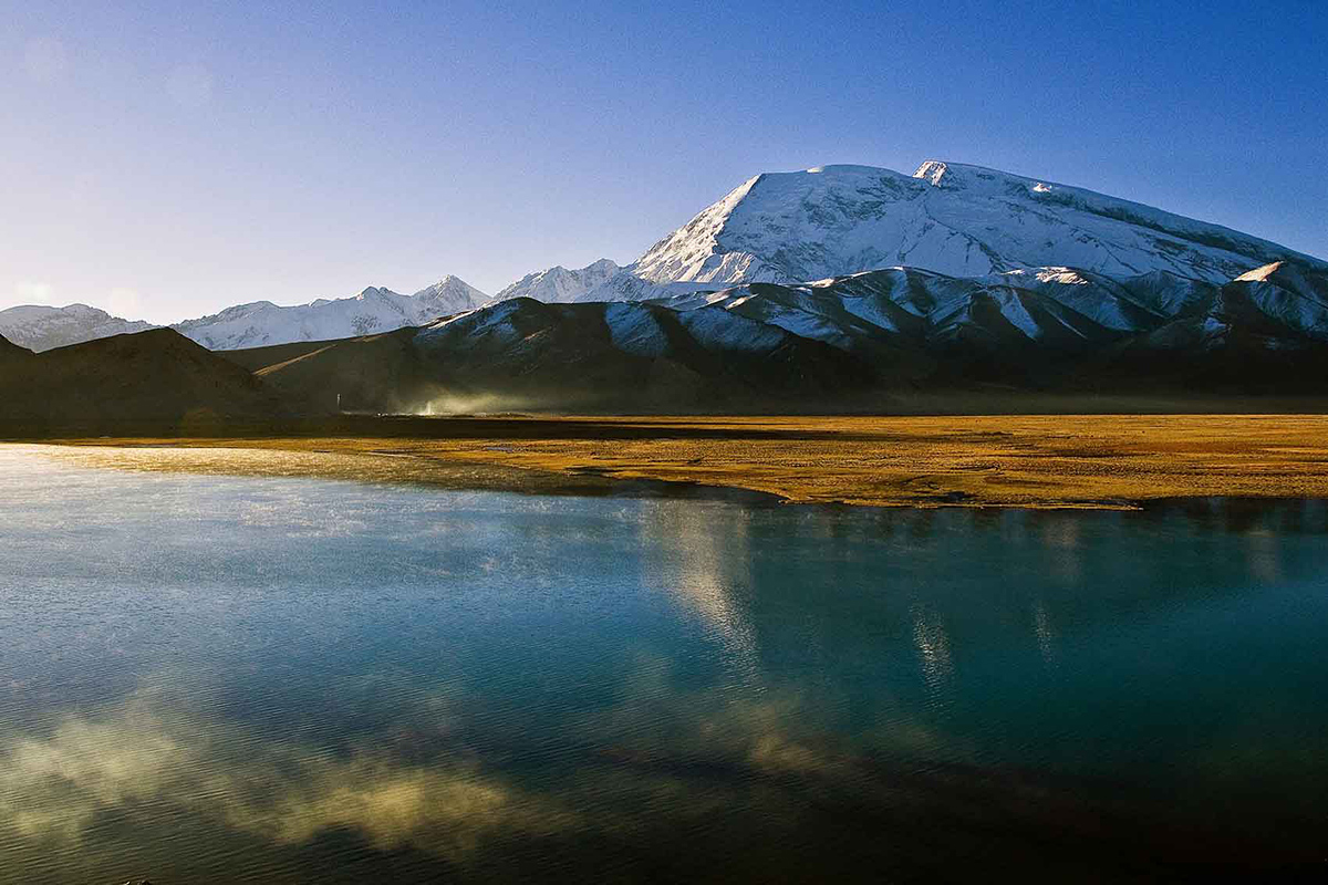 Karakuli See am Fuss des Bergs Mustagh-Ata